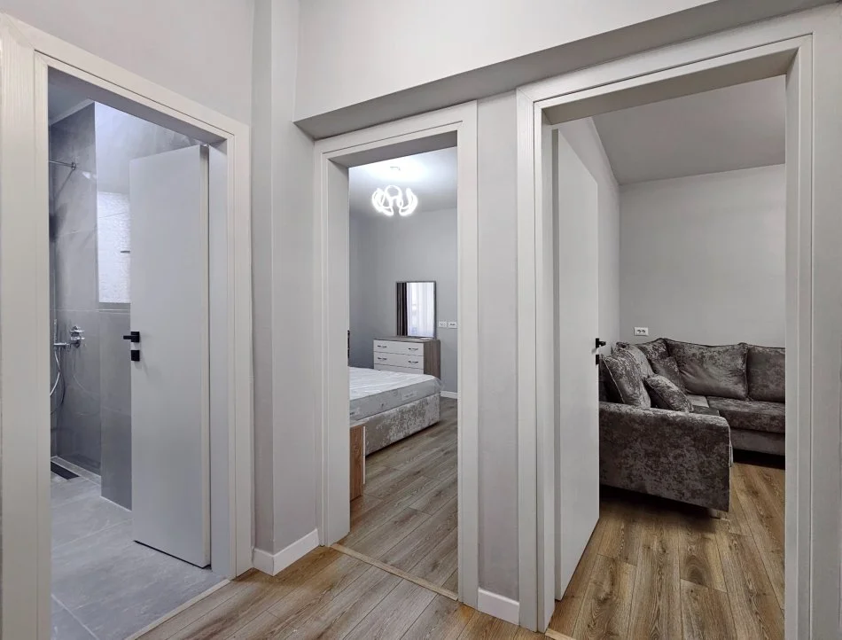 Tirane, jepet me qera apartament 1+1+Aneks+Ballkon Kati 4, 53 m² 650 € (rruga e barrikadave)