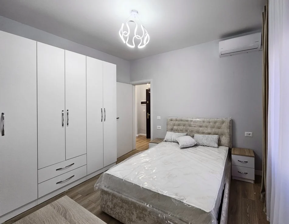 Tirane, jepet me qera apartament 1+1+Aneks+Ballkon Kati 4, 53 m² 650 € (rruga e barrikadave)