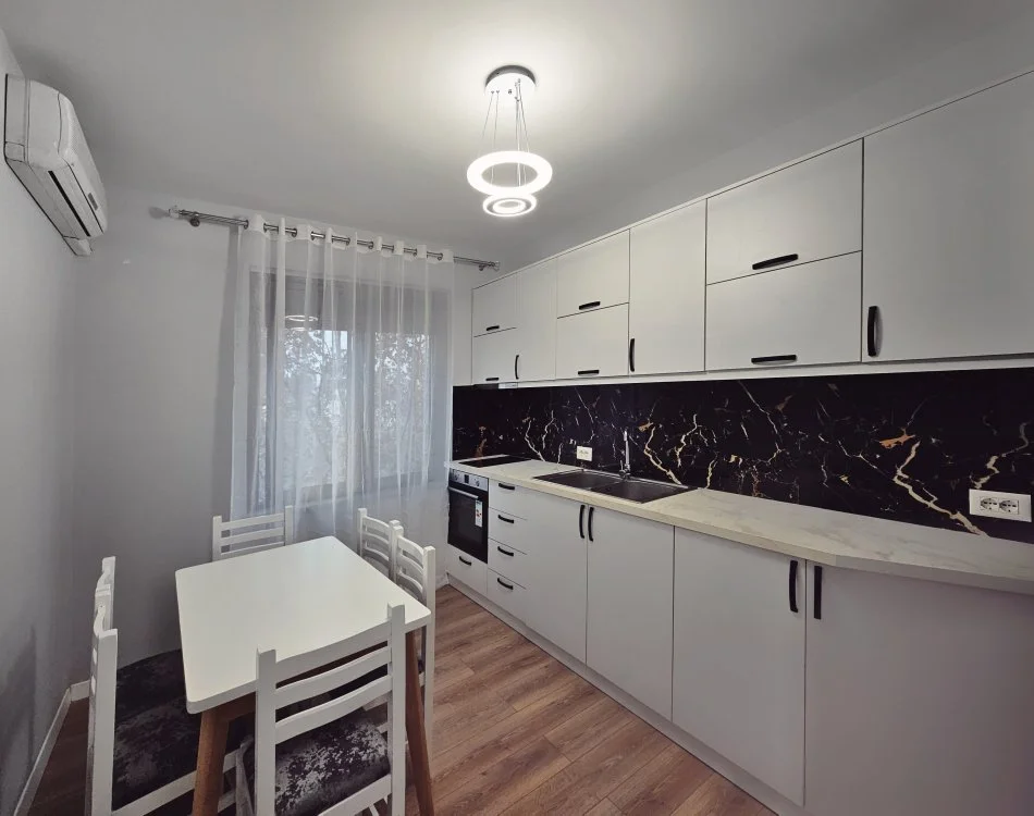 Tirane, jepet me qera apartament 1+1+Aneks+Ballkon Kati 4, 53 m² 650 € (rruga e barrikadave)