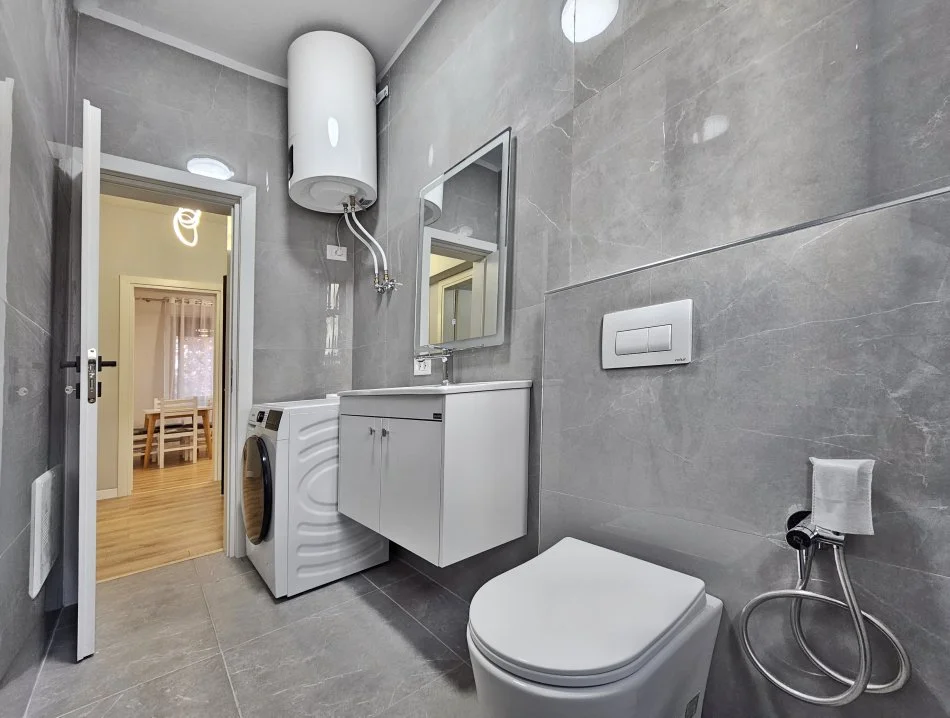 Tirane, jepet me qera apartament 1+1+Aneks+Ballkon Kati 4, 53 m² 650 € (rruga e barrikadave)