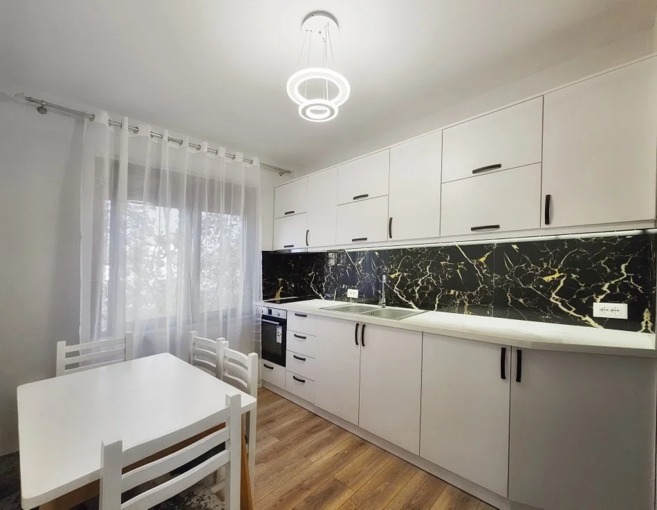 Tirane, jepet me qera apartament 1+1+Aneks+Ballkon Kati 4, 53 m² 650 € (rruga e barrikadave)