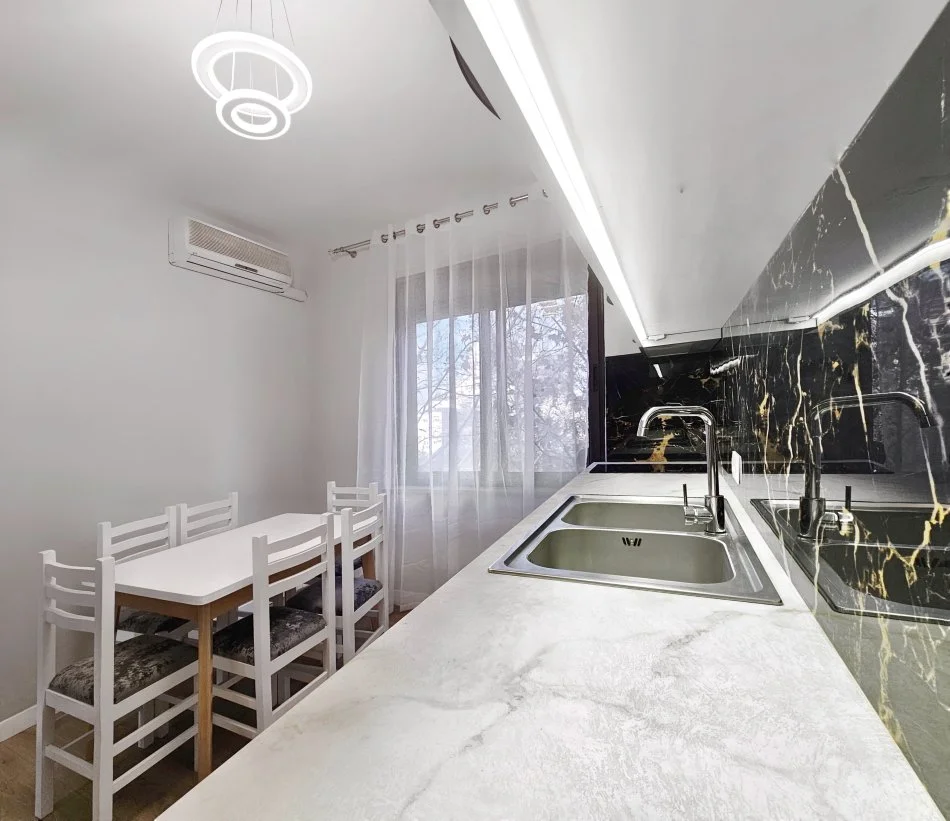 Tirane, jepet me qera apartament 1+1+Aneks+Ballkon Kati 4, 53 m² 650 € (rruga e barrikadave)