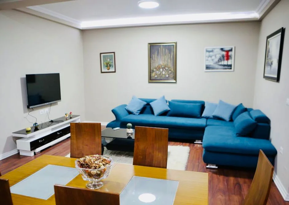 Tirane, jepet me qera apartament 3+1 Kati 2, 140 m² 800 € (Kompleksi Dinamo)