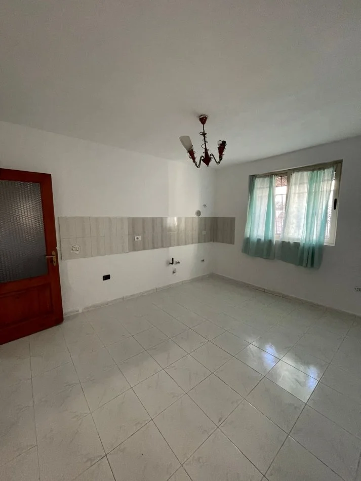 Durres, shitet apartament 4+1 Kati 0, 100 m² 110.000 € (Shkolla Qemal Mici)