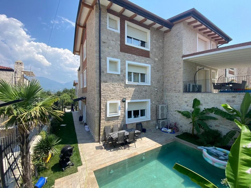 Tirane, jepet me qera apartament 3 Katshe , 3.500 € (Secret Garden Residence)