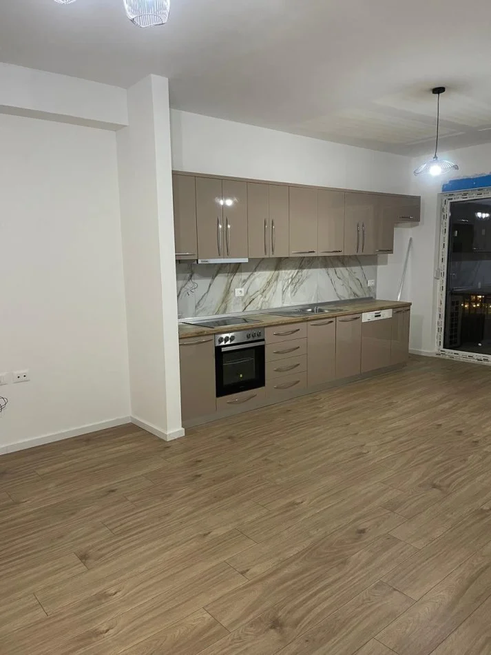 Tirane, jepet me qera apartament 3+1 , 110 m² 550 € (BULEVARDI I RI)