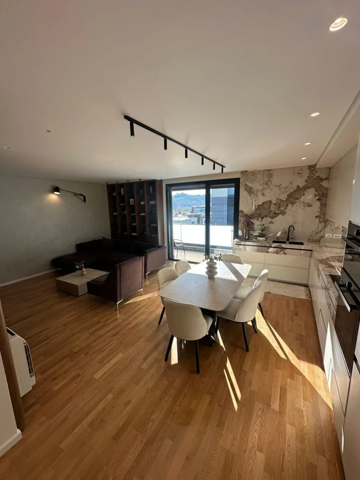 Tirane, jepet me qera apartament 3+1+Ballkon , 150 m² 2.300 € (TEG)
