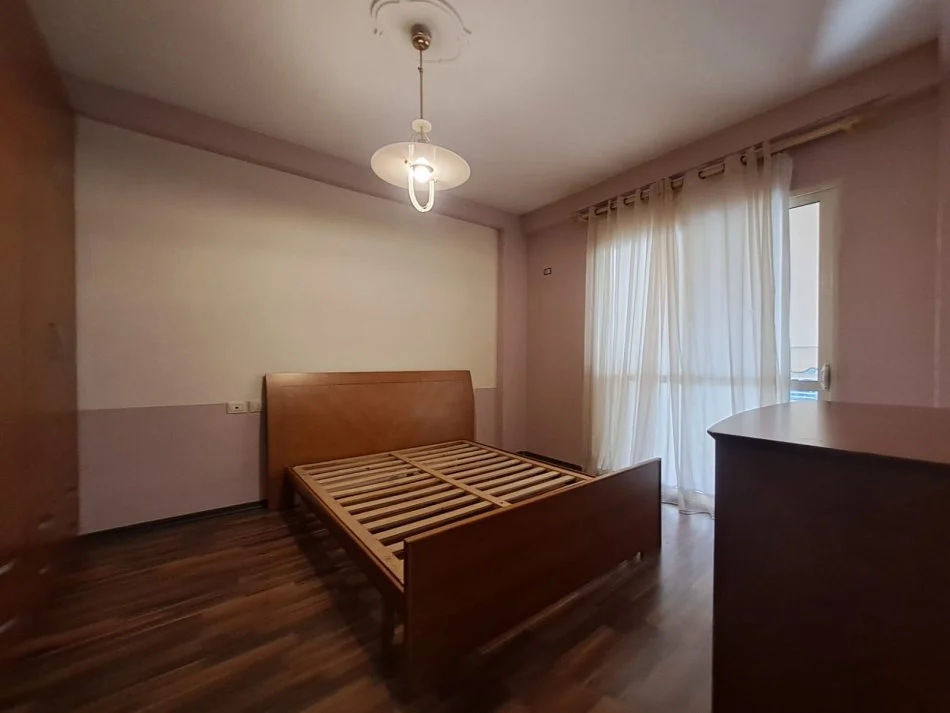 Tirane, jepet me qera apartament 1+1+Ballkon Kati 5, 80 m² 400 € (fresk)