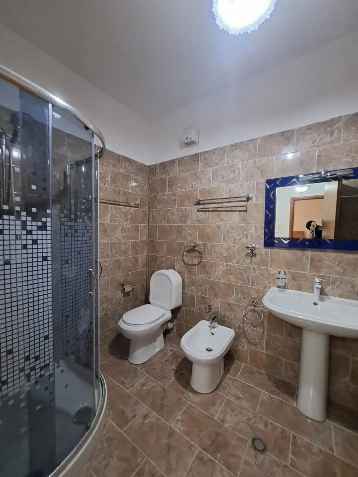 Tirane, jepet me qera apartament 1+1+Ballkon Kati 5, 80 m² 400 € (fresk)