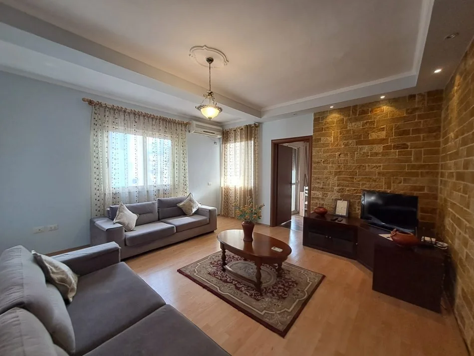 Tirane, jepet me qera apartament 1+1+Ballkon Kati 5, 80 m² 400 € (fresk)