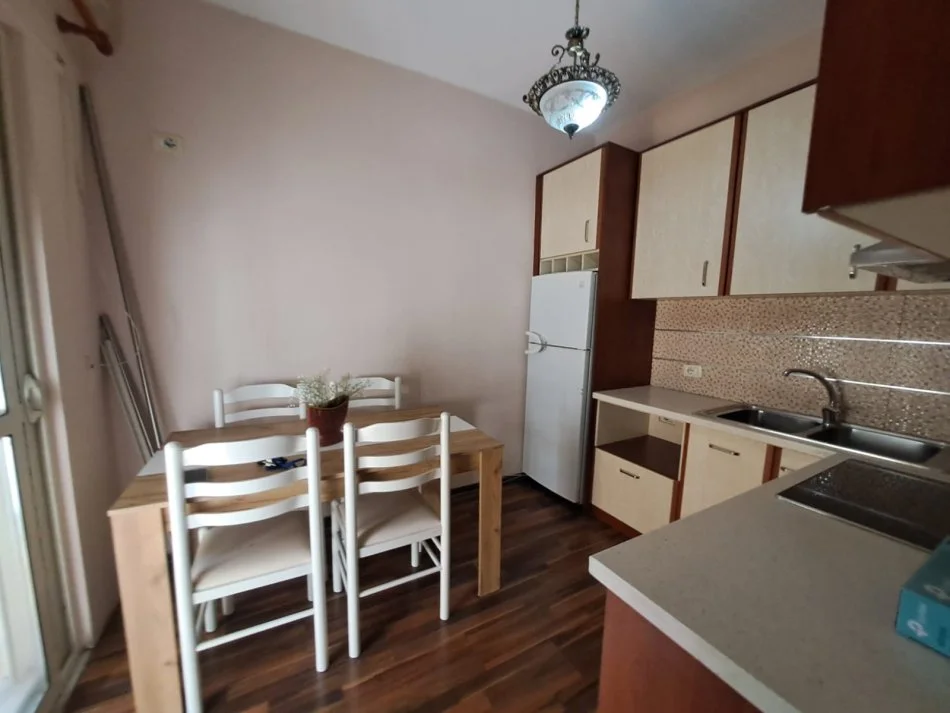 Tirane, jepet me qera apartament 1+1+Ballkon Kati 5, 80 m² 400 € (fresk)