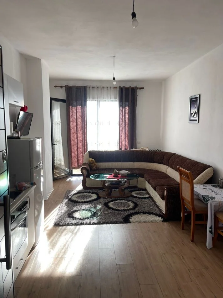 Tirane, jepet me qera apartament 1+1+Ballkon Kati 5, 80 m² 400 € (fresk)