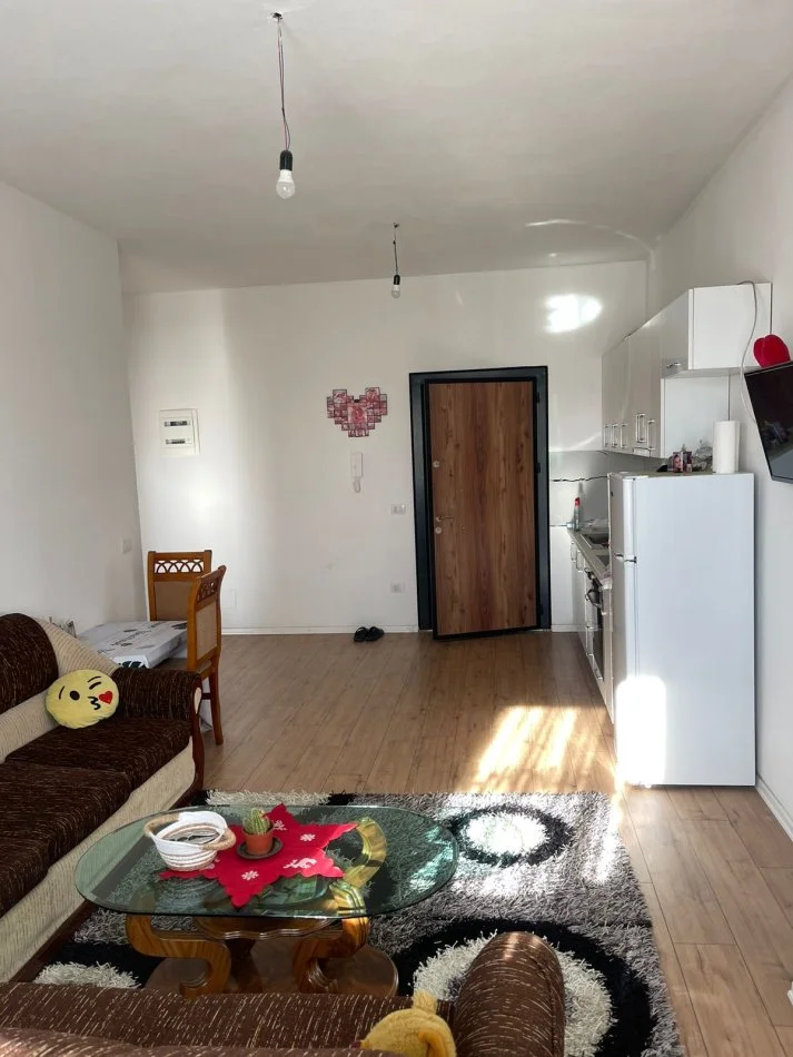 Tirane, jepet me qera apartament 1+1+Ballkon Kati 5, 80 m² 400 € (fresk)