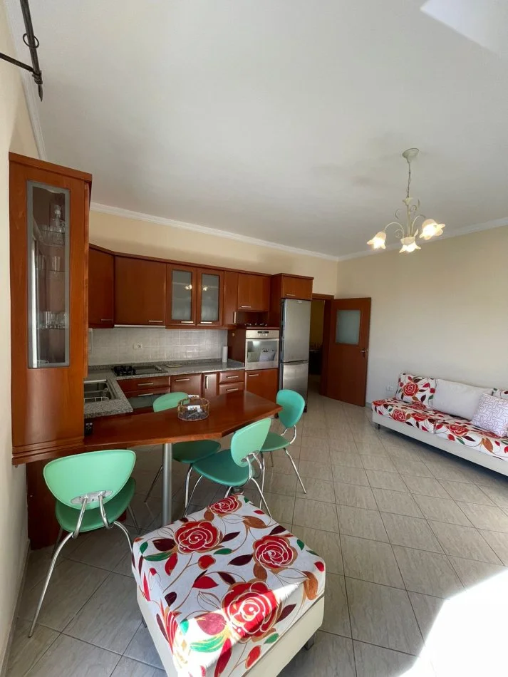 Durres, jepet me qera apartament 2+1+Ballkon Kati 6, 95 m² 450 € (Kazazi| Ish Rajoni)