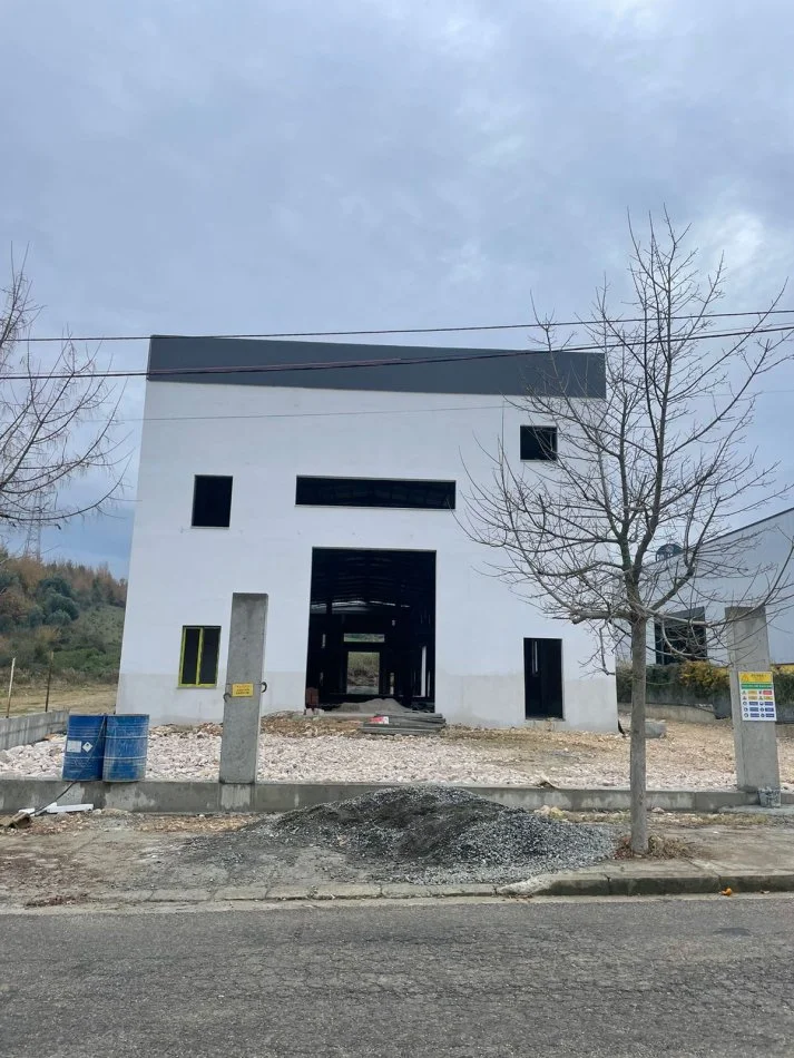 Tirane, jap me qera ambjent biznesi Kati 0, 1.200 m² 7.000 € (Kashar)