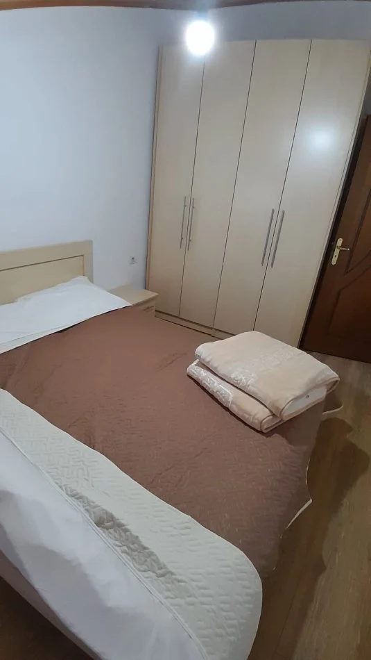Tirane, jepet me qera apartament 1+1 Kati 4, 60 m² 500 € (Ambasada Amerikane)