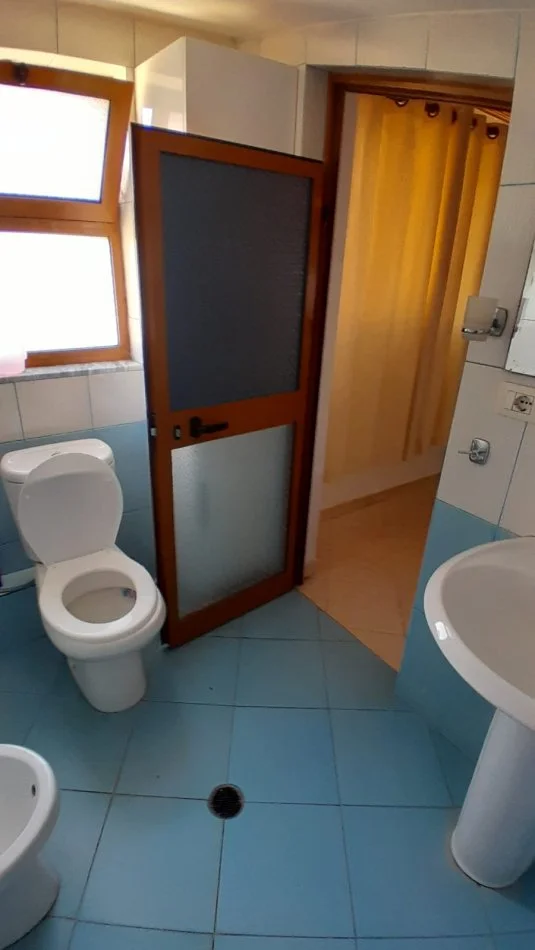 Tirane, jepet me qera apartament 1+1 Kati 4, 60 m² 500 € (Ambasada Amerikane)