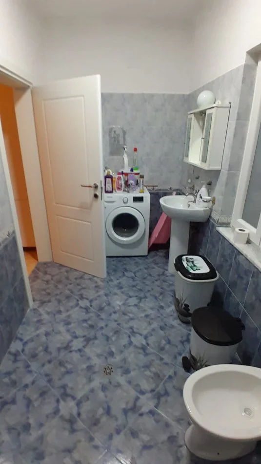 Tirane, jepet me qera apartament 2+1 Kati 2, 130 m² 550 € (Qytet Studenti)