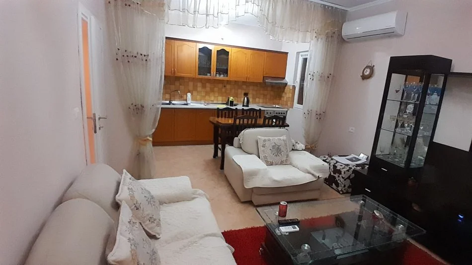 Tirane, jepet me qera apartament 2+1 Kati 2, 130 m² 550 € (Qytet Studenti)