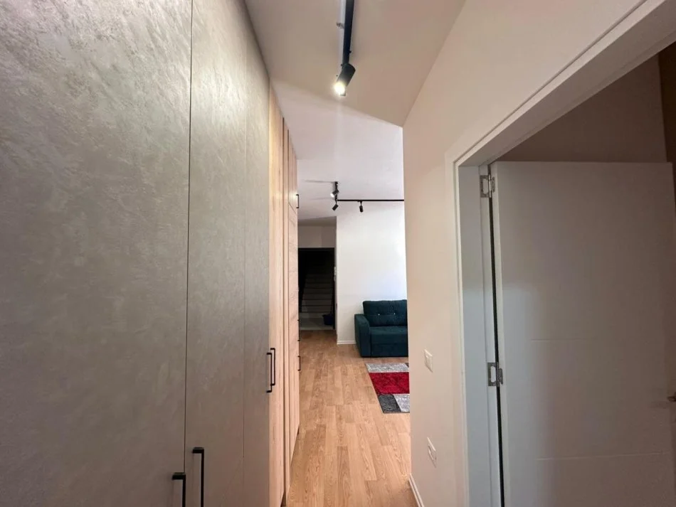 Tirane, jepet me qera apartament 1+1 Kati 4, 75 m² 600 € (tek Xhamia Selites)