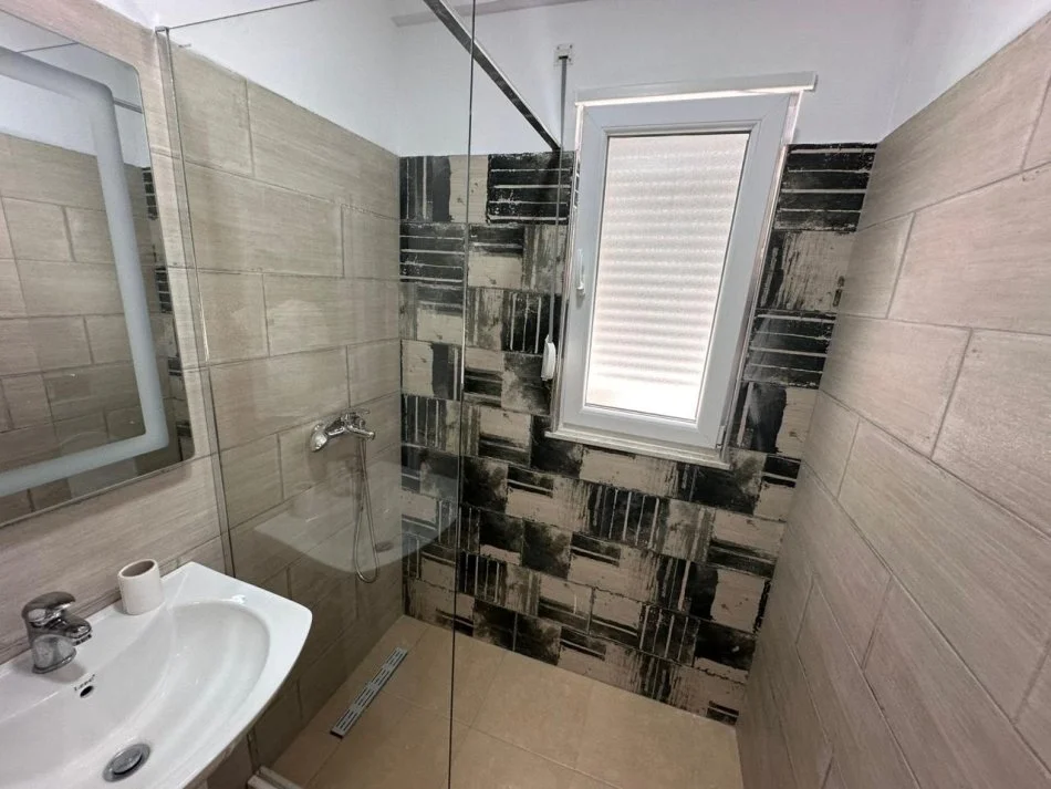 Tirane, jepet me qera apartament 1+1 Kati 4, 75 m² 600 € (tek Xhamia Selites)