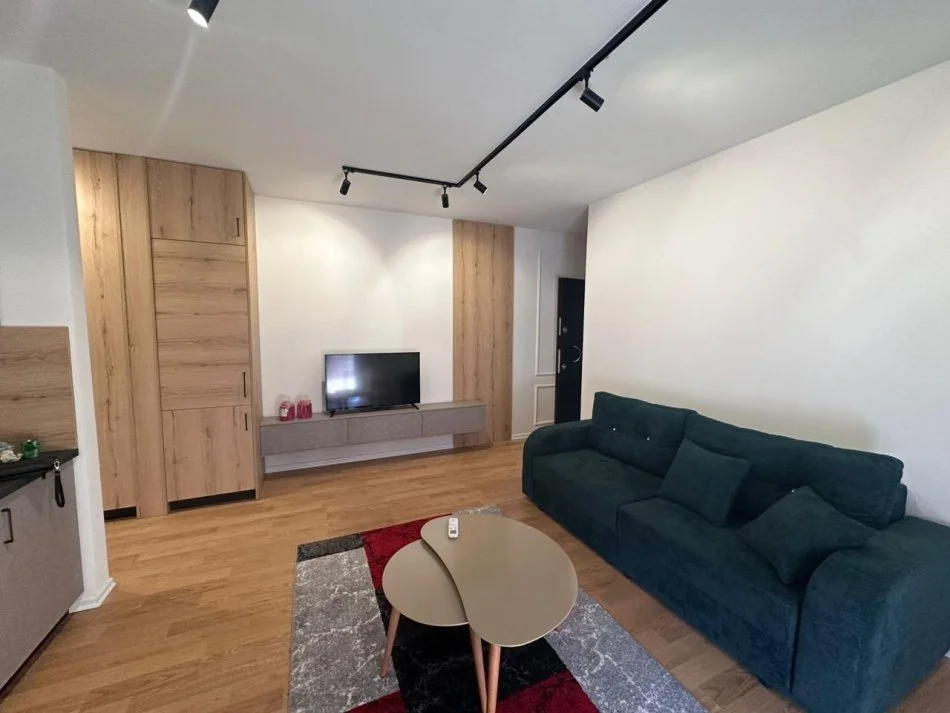 Tirane, jepet me qera apartament 1+1 Kati 4, 75 m² 600 € (tek Xhamia Selites)
