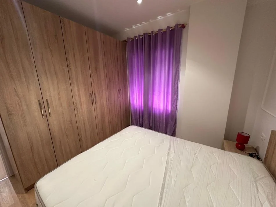 Tirane, jepet me qera apartament 1+1 Kati 4, 60 m² 500 € (Tek Xhamia ne Selit)