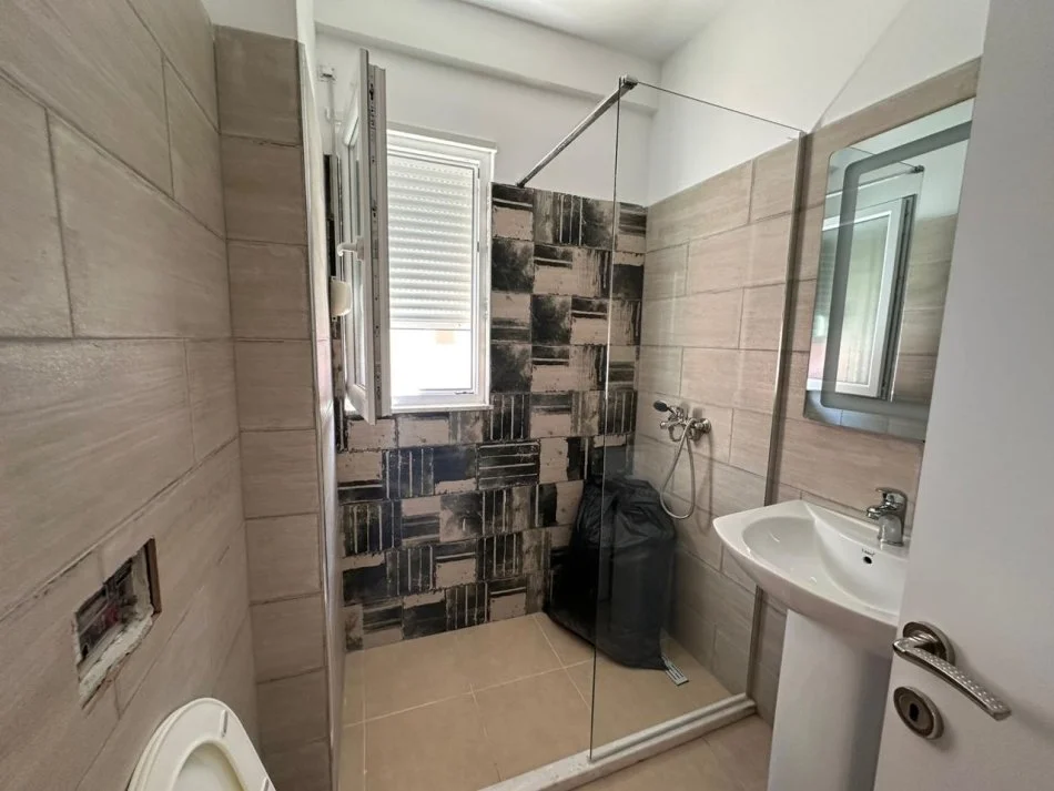 Tirane, jepet me qera apartament 1+1 Kati 4, 60 m² 500 € (Tek Xhamia ne Selit)