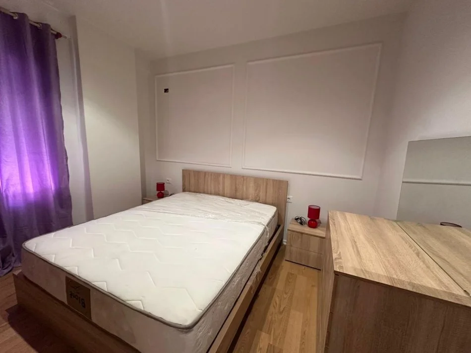 Tirane, jepet me qera apartament 1+1 Kati 4, 60 m² 500 € (Tek Xhamia ne Selit)