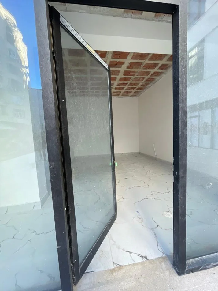 Tirane, jepet me qera dyqan Kati 0, 18 m² 400 € (Mini peza)