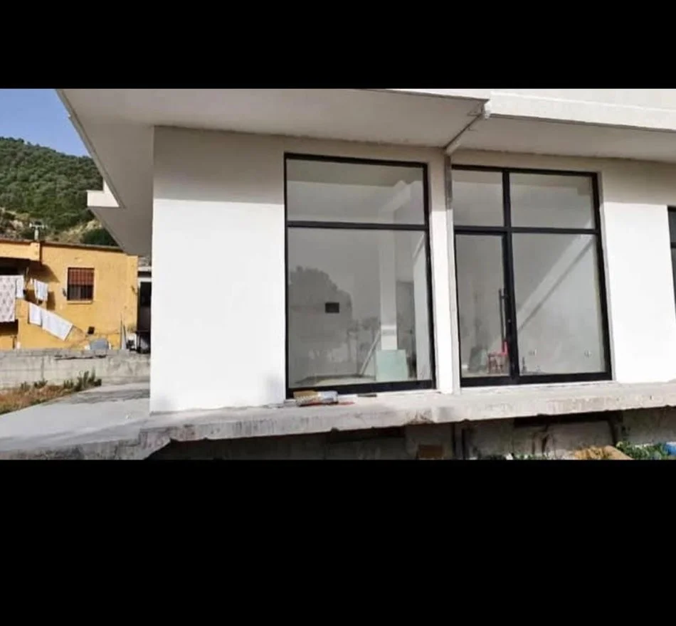 Vlore, jepet me qera dyqan Kati 1, 88 m² 5.000 € (Lungomare, Vlore)