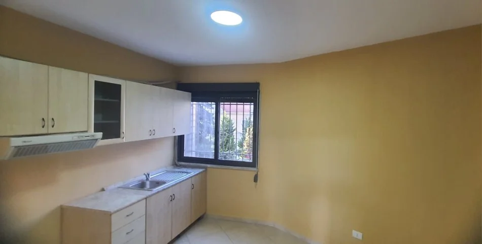 Tirane, jepet me qera zyre , 160 m² 1.400 € (Rruga Kajo Karafili, Sheshi Skenderbej)