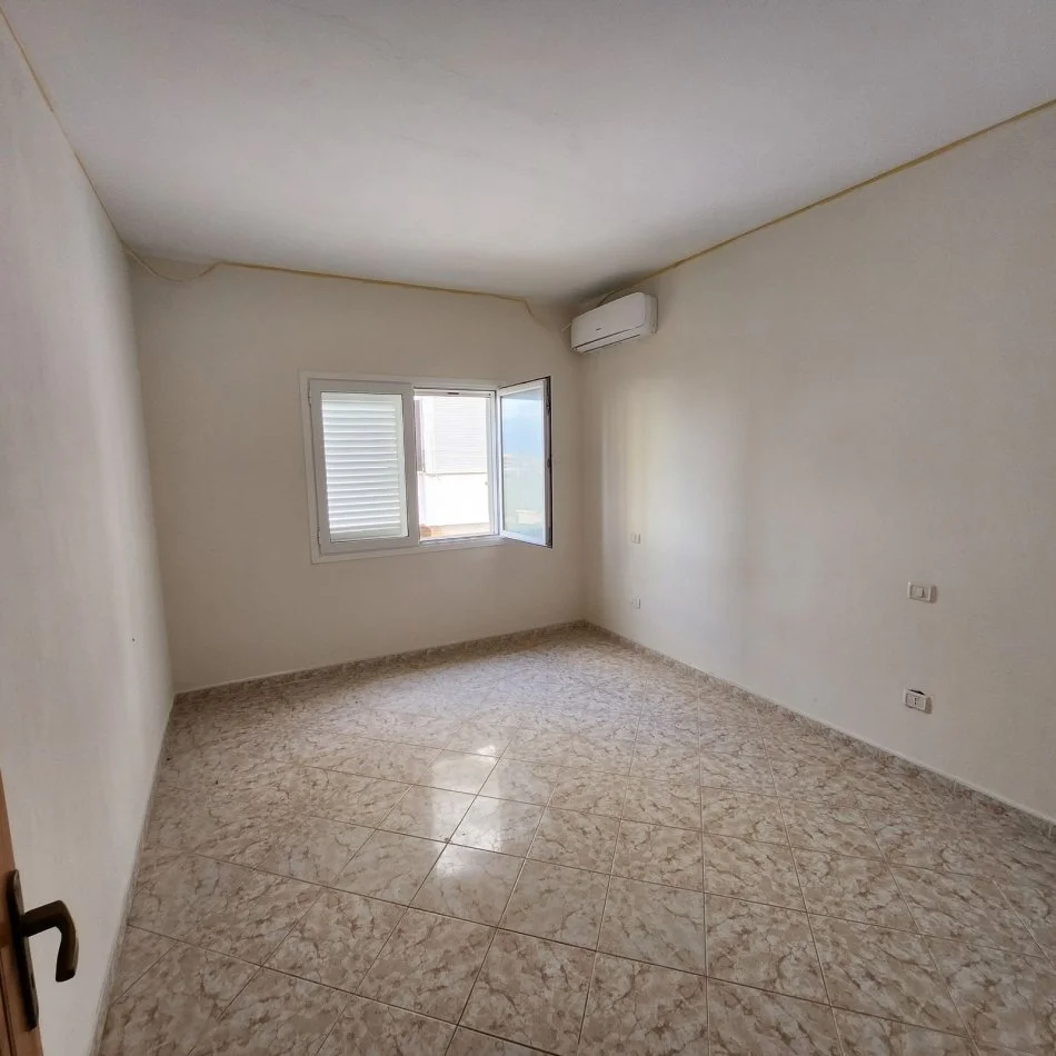 Durres, shitet apartament 1+1+Ballkon Kati 3, 67 m² 71.000 € (Rruga Pavaresia)