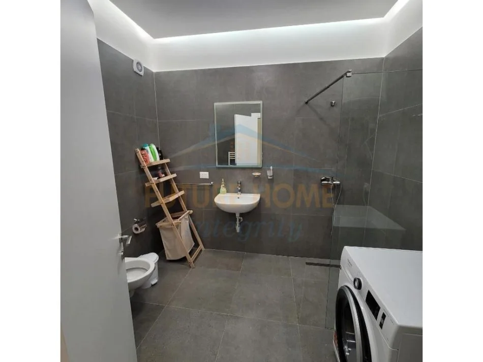 Tirane, jepet me qera apartament 2+1 Kati 3, 100 m² 800 € (FARMACIA 10 TIRANE)