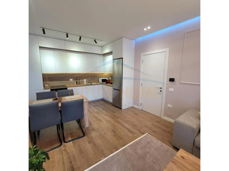 Tirane, jepet me qera apartament 2+1 Kati 3, 100 m² 800 € (FARMACIA 10 TIRANE)