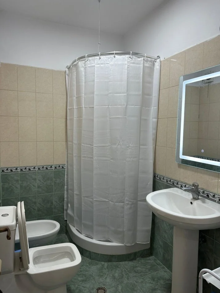 Tirane, jepet me qera apartament 2+1+Ballkon Kati 4, 70 m² 450 € (Astir)