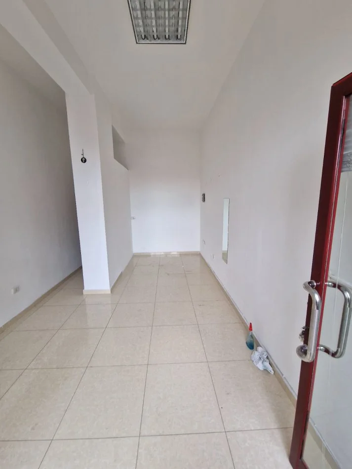Durres, jepet me qera dyqan Kati 0, 29 m² 250 € (Poliklinika)
