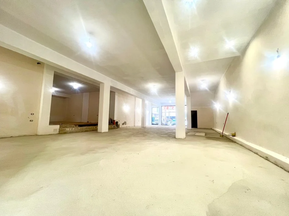 Vlore, jepet me qera dyqan Kati 0, 222 m² 1.850 € (Rr.Cipajve)