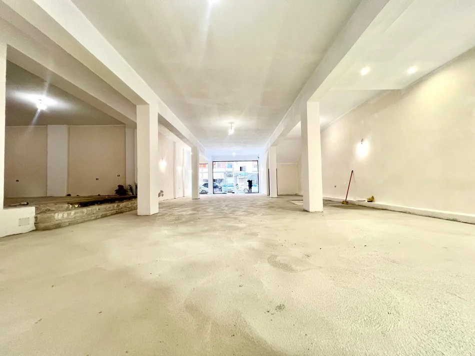 Vlore, jepet me qera dyqan Kati 0, 222 m² 1.850 € (Rr.Cipajve)