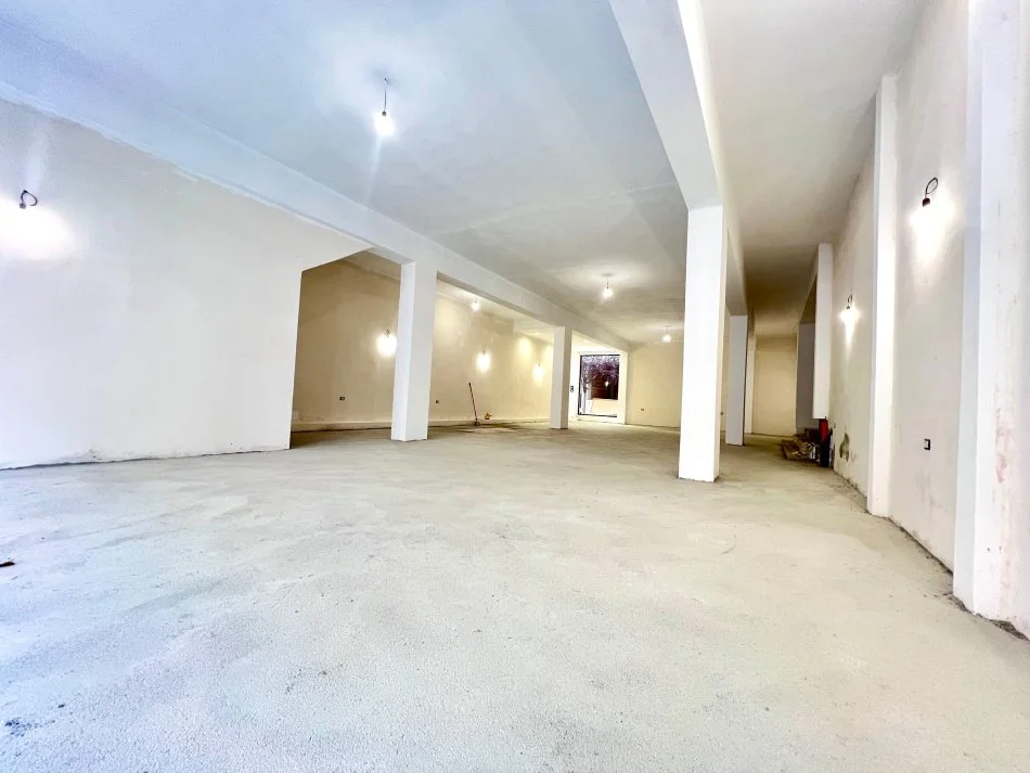 Vlore, jepet me qera dyqan Kati 0, 222 m² 1.850 € (Rr.Cipajve)