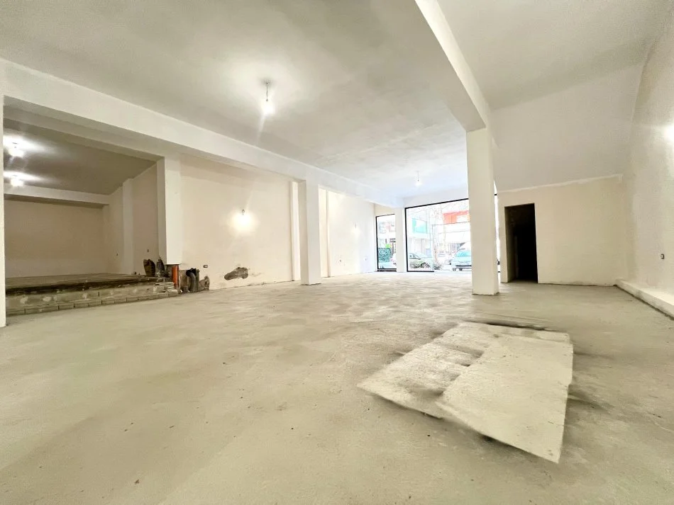 Vlore, jepet me qera dyqan Kati 0, 222 m² 1.850 € (Rr.Cipajve)