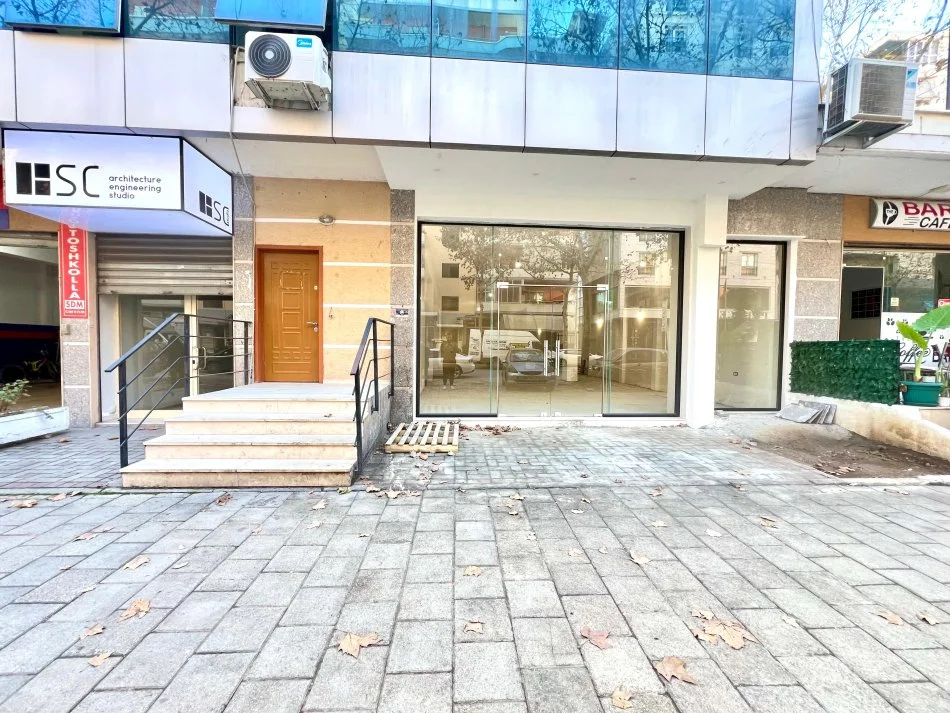 Vlore, jepet me qera dyqan Kati 0, 222 m² 1.850 € (Rr.Cipajve)