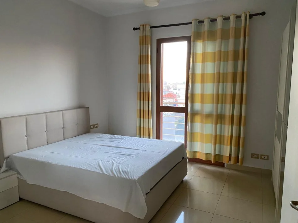 Tirane, jepet me qera Vile 3+1+Ballkon Kati 2, 120 m² 600 € (Rruga e Elbasanit)