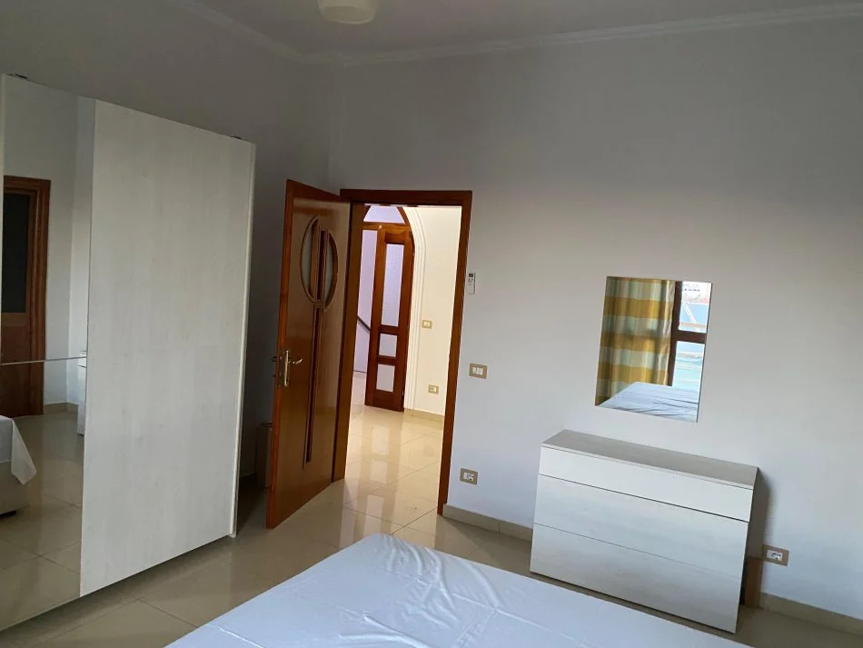 Tirane, jepet me qera Vile 3+1+Ballkon Kati 2, 120 m² 600 € (Rruga e Elbasanit)