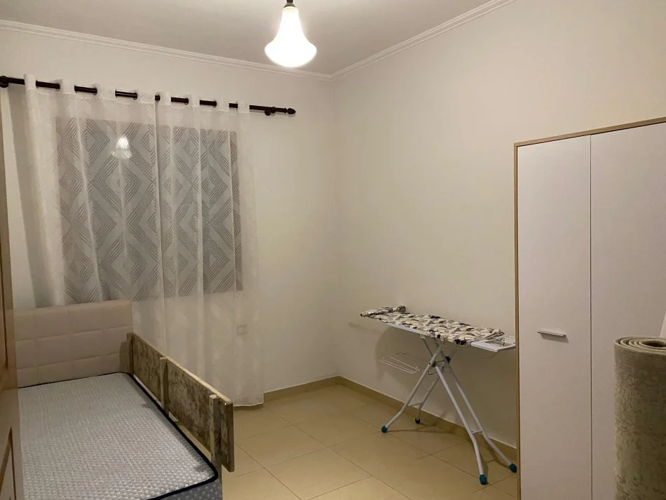 Tirane, jepet me qera Vile 3+1+Ballkon Kati 2, 120 m² 600 € (Rruga e Elbasanit)