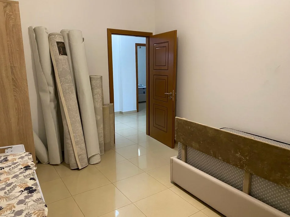 Tirane, jepet me qera Vile 3+1+Ballkon Kati 2, 120 m² 600 € (Rruga e Elbasanit)