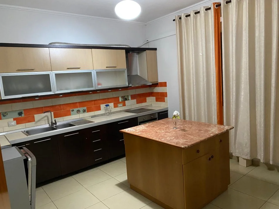 Tirane, jepet me qera Vile 3+1+Ballkon Kati 2, 120 m² 600 € (Rruga e Elbasanit)