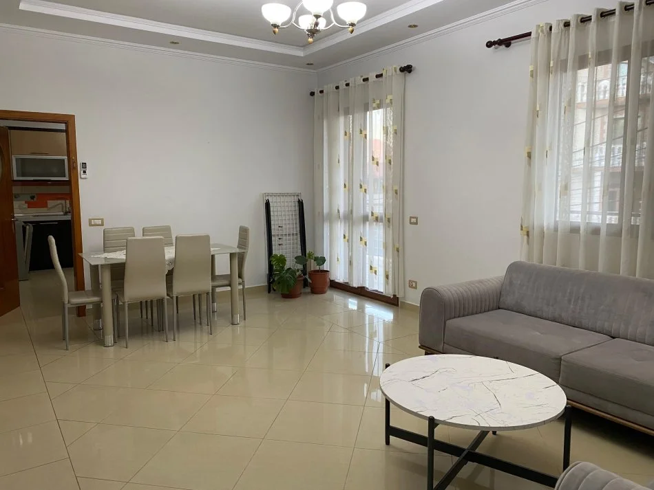 Tirane, jepet me qera Vile 3+1+Ballkon Kati 2, 120 m² 600 € (Rruga e Elbasanit)