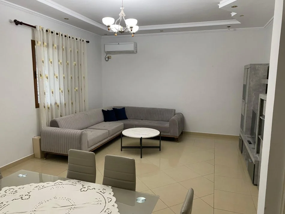 Tirane, jepet me qera Vile 3+1+Ballkon Kati 2, 120 m² 600 € (Rruga e Elbasanit)