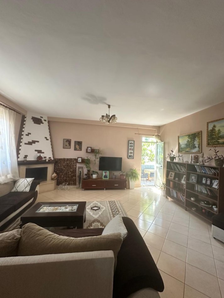 Tirane, shitet Vile 5+1+Aneks+Ballkon Kati 1, 500 m² 200.000 € (Yzberisht)